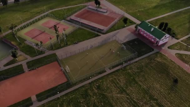 Fotografování ze vzdušného komplexu otevřených sportovišť pro různé sporty. Hraje na fotbalovém hřišti. Místní rekreační oblast - Záběry, video