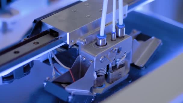 Macchina per la stampa 3D modello in plastica in fabbrica, mostra - primo piano - Filmati, video