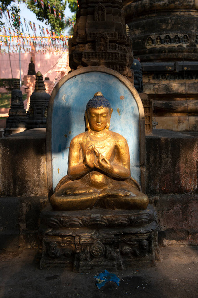 Krásné sochy Buddhy v Mahabodhi Stupa Bodh Gaya v Biharu  - Fotografie, Obrázek