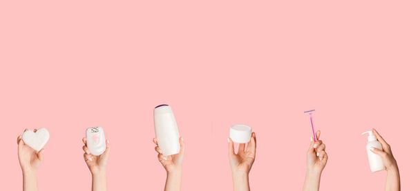 Collage con manos de mujer presentando diferentes productos de cuidado corporal sobre fondo rosa, espacio libre
 - Foto, imagen