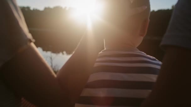 Μεγέθυνση βίντεο της οικογένειας βλέποντας ηλιοβασίλεμα από τη λίμνη. Πυροβολήθηκε με κόκκινη κάμερα ηλίου σε 8K.  - Πλάνα, βίντεο
