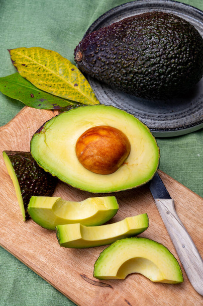 Здоровое питание, свежие спелые фрукты авокадо из Перу - Фото, изображение