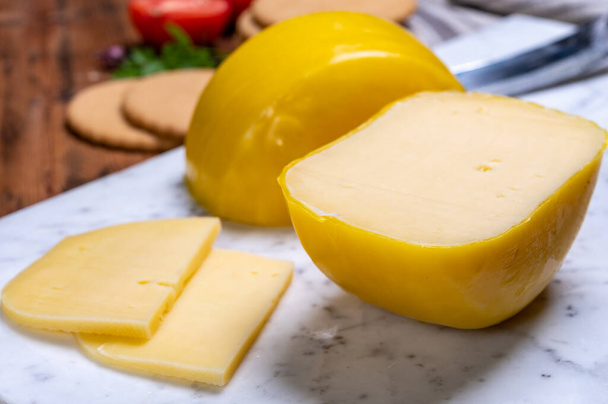 Holandský baby gouda sýr ve žlutém vosku zblízka - Fotografie, Obrázek