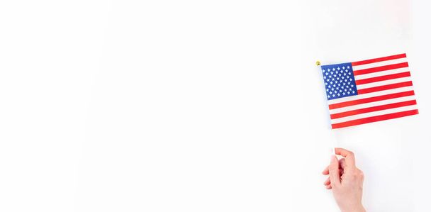 Креативный вид сверху, плоская раскладка американских флагов для Элеоноры, Дня памяти, 4 июля или Дня труда с копировальным пространством на белом фоне в минимальном стиле. Концепция патриотизма и независимости - Фото, изображение