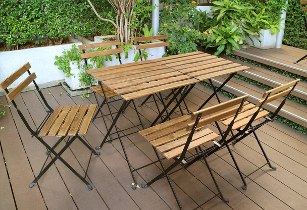 Üres asztalok és székek a kerti teraszon - Fotó, kép