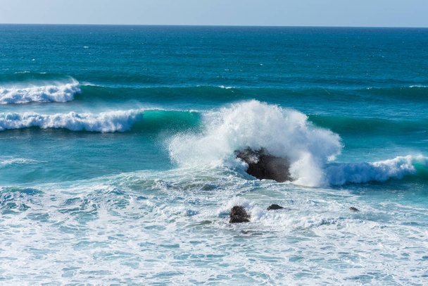 スペインのカンタブリア州のLiencresのビーチで岩の上の波の一般的なショット、水平 - 写真・画像