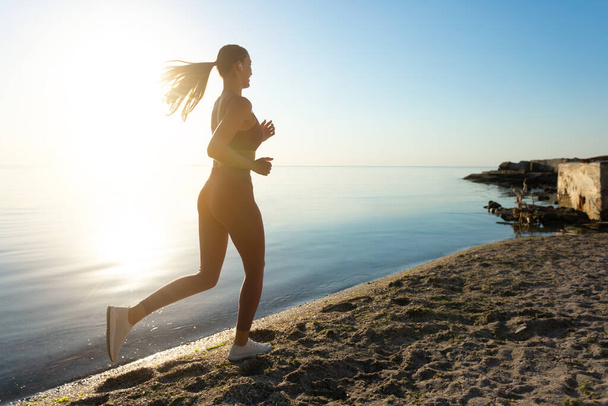 Щаслива здорова жінка біжить на пляжі, банер
 - Фото, зображення