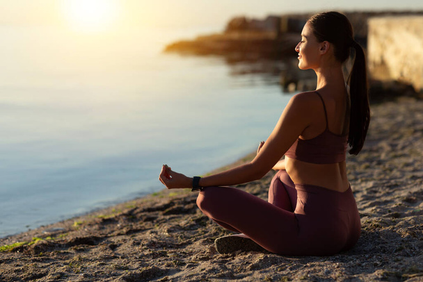 Жіночий йоги, сидячи в позі лотоса і медитуючи
 - Фото, зображення