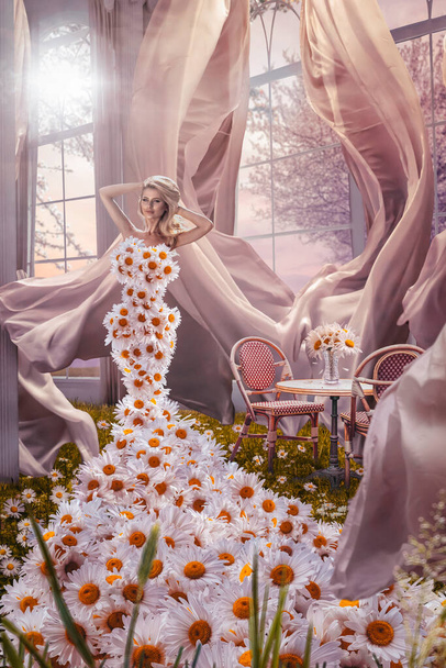 Όμορφη γυναίκα με λουλουδένιο φόρεμα - Φωτογραφία, εικόνα