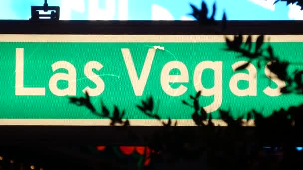 Fabulos Las Vegas, znak drogowy świecący na Strip w grzesznym mieście USA. Słynny szyld na drodze do Fremont Street w Nevadzie. Podświetlany symbol gry na pieniądze kasyna i zakładów w obszarze gier - Materiał filmowy, wideo