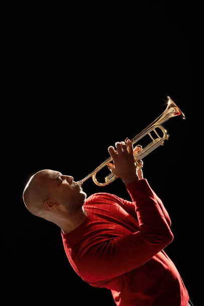 Man Playing Trumpet side view - Foto, Imagem