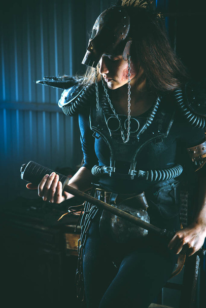 Μετα-αποκαλυπτική γυναίκα πολεμίστρια με πανοπλία με το γκλομπ. - Φωτογραφία, εικόνα