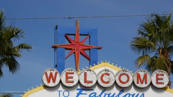 Bienvenue au fabuleux néon rétro de Las Vegas signe dans la station touristique de jeu, États-Unis. Bannière vintage emblématique comme symbole de casino, jeux de hasard, jeu d'argent et paris aléatoires. Lettrage sur l'enseigne - Séquence, vidéo