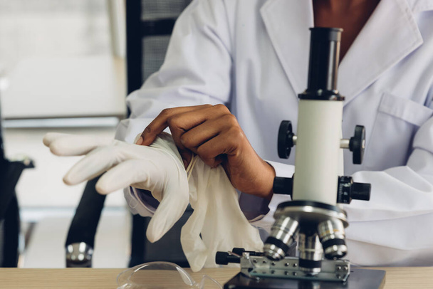Ženský vědec v rukavicích v laboratoři - Fotografie, Obrázek