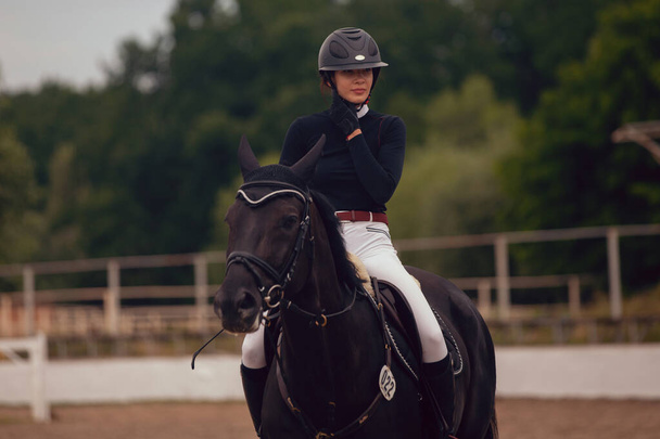 Ιππασίας αθλητισμού - νεαρή κοπέλα βόλτες με άλογο. - Φωτογραφία, εικόνα