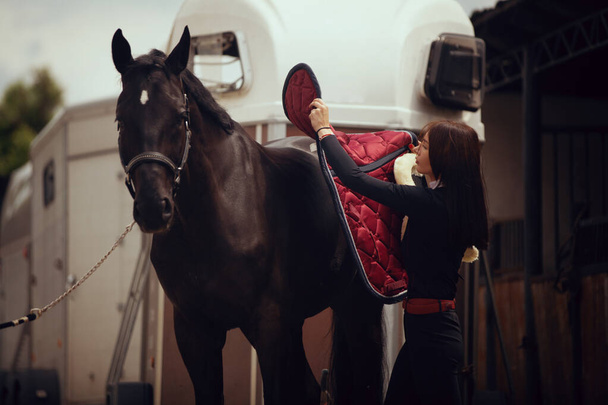 Pferdesport - junges Mädchen reitet auf Pferd. - Foto, Bild