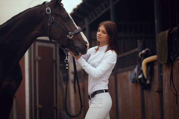 Deportes ecuestres - paseos a caballo para chicas jóvenes
. - Foto, Imagen