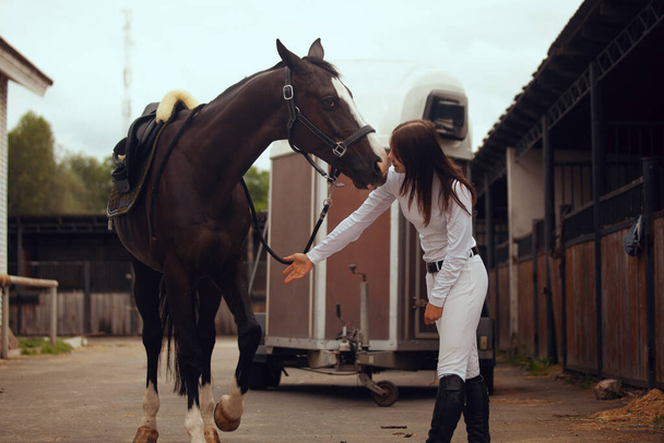 Deportes ecuestres - paseos a caballo para chicas jóvenes
. - Foto, imagen