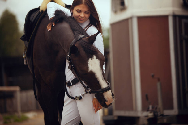 Sport equestre - giovane ragazza cavalca a cavallo. - Foto, immagini
