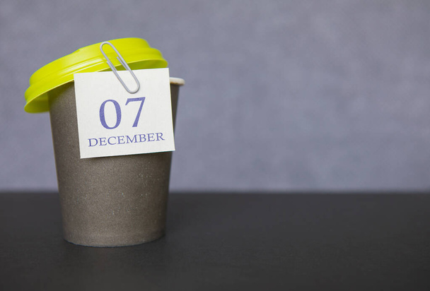 Coffee paper cup with calendar dates for December 07, Winter season. Time for relaxing breaks and vacations. - Photo, image