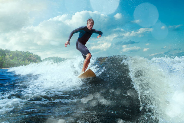 Surfista en Blue Ocean Wave recibiendo barrilete
.  - Foto, imagen