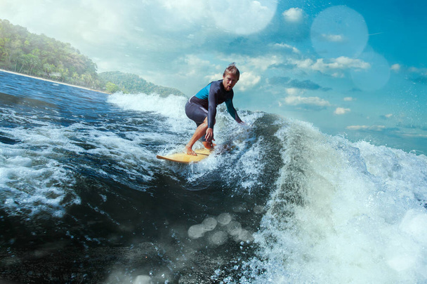Surfer op Blue Ocean Wave Krijgen Barreled.  - Foto, afbeelding