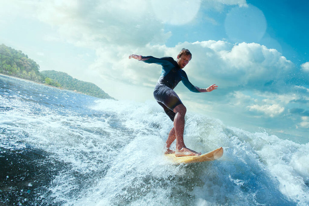 Surfista en Blue Ocean Wave recibiendo barrilete
.  - Foto, imagen