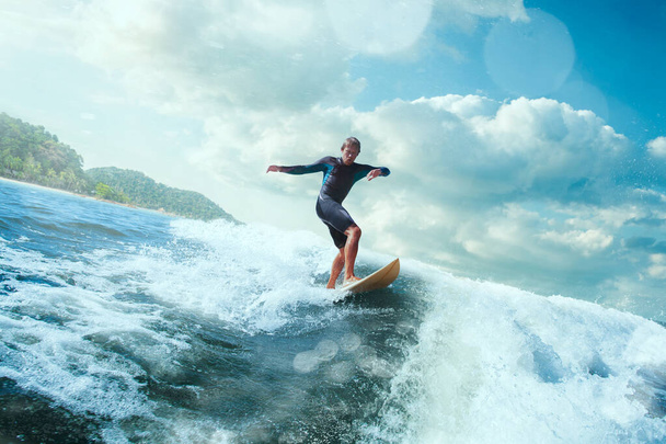 Surfista en Blue Ocean Wave recibiendo barrilete
. - Foto, imagen