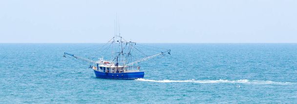 Arrastrero de pesca en el mar frente a la costa de Carolina del Norte, EE.UU.
 - Foto, imagen