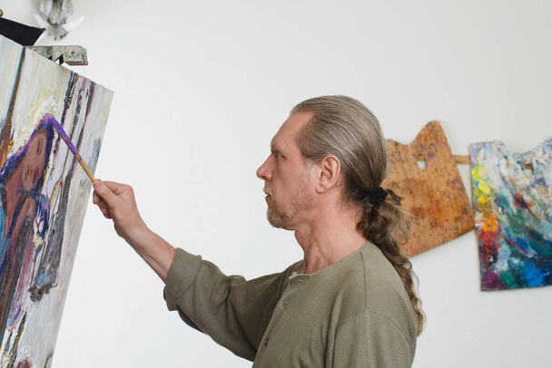 Portrait of painter in studio - Foto, Imagem
