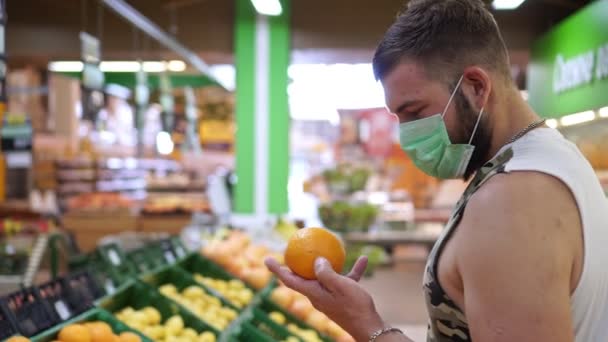 Портрет покупця в медичній захисній масці в магазині або супермаркеті
 - Кадри, відео