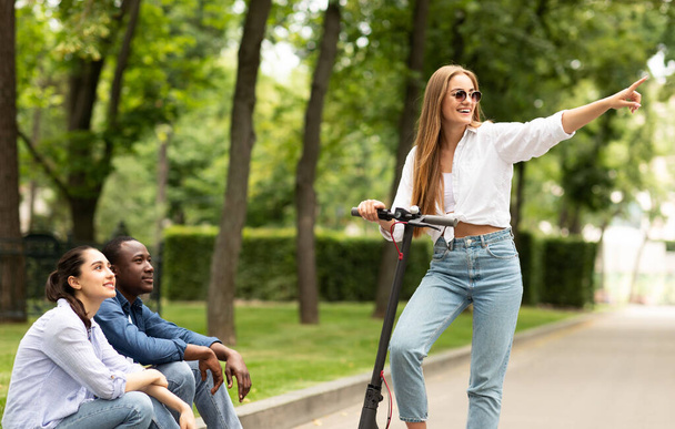 Dívka s jízdou na motorizované koloběžce se svými přáteli - Fotografie, Obrázek