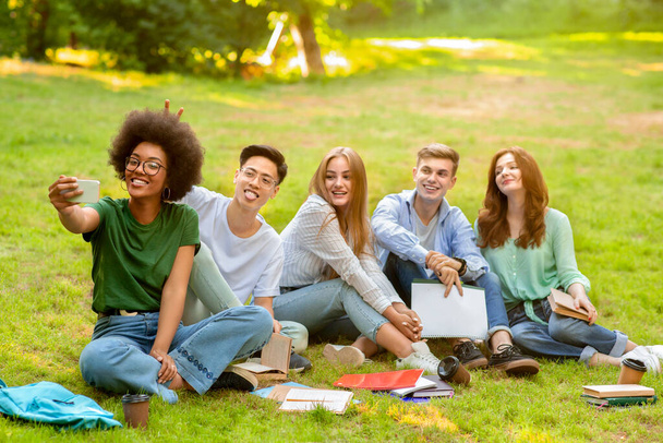 Estudantes Selfie ao ar livre. Grupo multiétnico de amigos universitários fazendo auto-retrato no smartphone
 - Foto, Imagem
