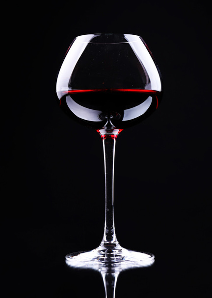 Wineglass with red wine, isolated on black - Foto, imagen