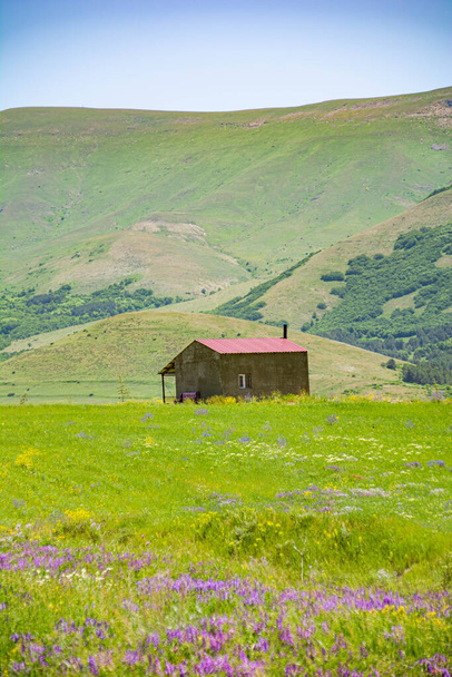Одинокий дом в горах - Фото, изображение