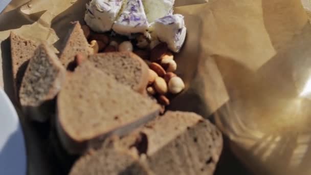 a kamera gördülékenyen mozog, és egy szelet kenyeret és sajtot mutat - Felvétel, videó