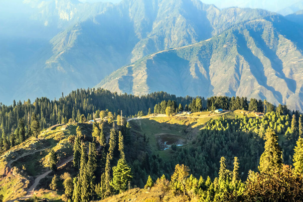 Geologisch landschap van de Shogran-bergen in de Kaghan-vallei, district Mansehra, Khyber-Pakhtunkhwa, noordelijke gebieden van Pakistan - Foto, afbeelding