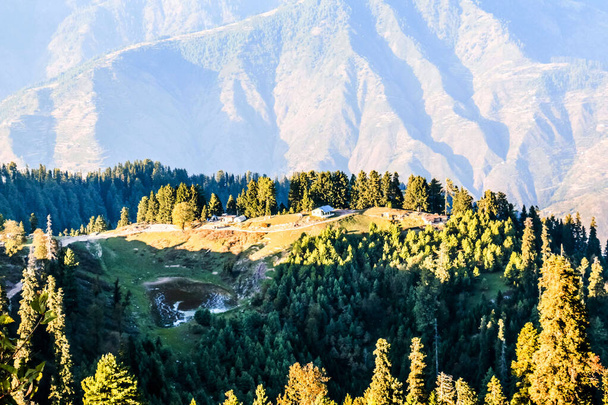 Geologisch landschap van de Shogran-bergen in de Kaghan-vallei, district Mansehra, Khyber-Pakhtunkhwa, noordelijke gebieden van Pakistan - Foto, afbeelding
