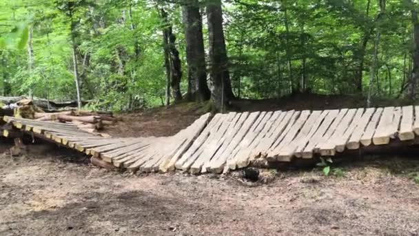 Holzbrücke im kroatischen Nationalpark der Plitvicer Seen zerstört und zerstört. Geschlossener Pfad, da Zeit und Wetter alte Holzbalken zerbrechen, die über Wasser führen - Filmmaterial, Video