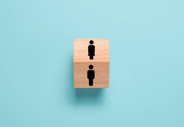 Напротив мужчины и женщины икона на деревянном блоке куба. Мужчина и женщина совершенно разные мысли и поведение. - Фото, изображение