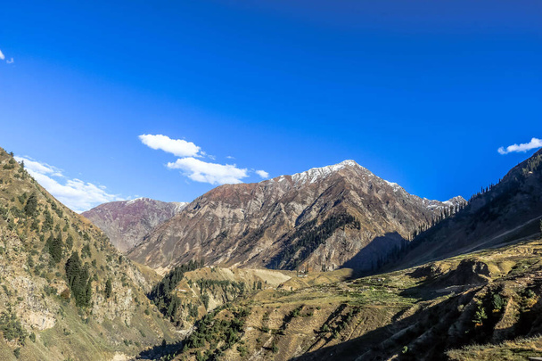 Geologische Struktur des schneebedeckten Berges im Naran-Tal, Distrikt Mansehra, Khyber-Pakhtunkhwa, Nordpakistan - Foto, Bild