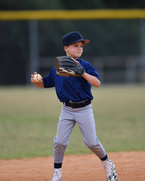 Photo d'action de beau jeune joueur de baseball faisant des jeux étonnants pendant un match de baseball - Photo, image