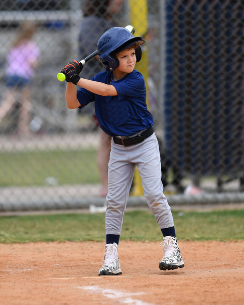 Foto de acción de joven jugador de béisbol guapo haciendo increíbles jugadas durante un juego de béisbol
 - Foto, imagen