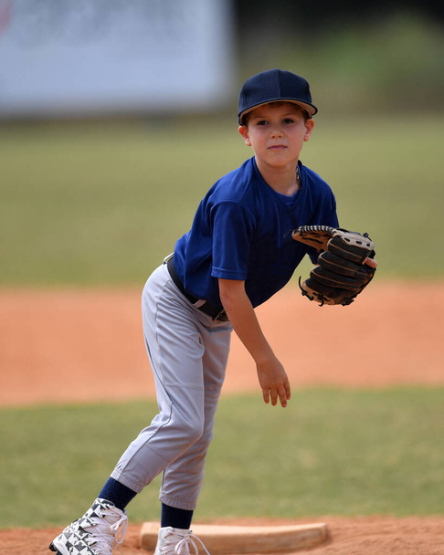 Action kuva komea nuori baseball-pelaaja tekee uskomattomia näytelmiä aikana baseball-peli - Valokuva, kuva