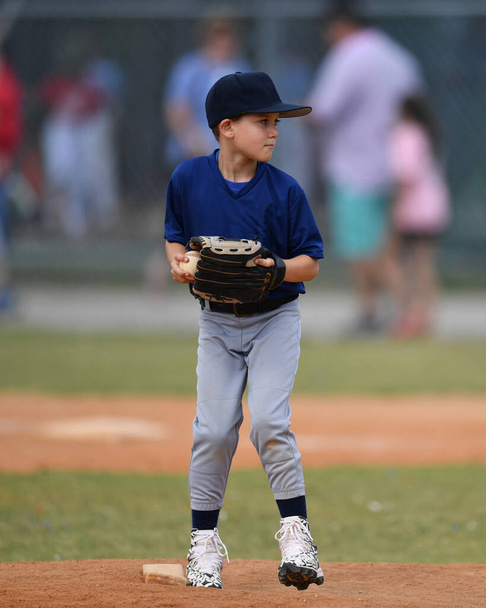 Дія фото красивого молодого бейсболіста, який робить дивовижні п'єси під час бейсбольної гри
 - Фото, зображення