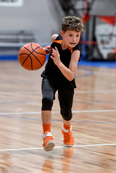 Mladý hezký chlapec dělat velké basketbal hraje během hry - Fotografie, Obrázek