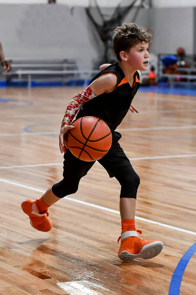 Giovane bel ragazzo che fa grandi giochi di basket durante un gioco - Foto, immagini