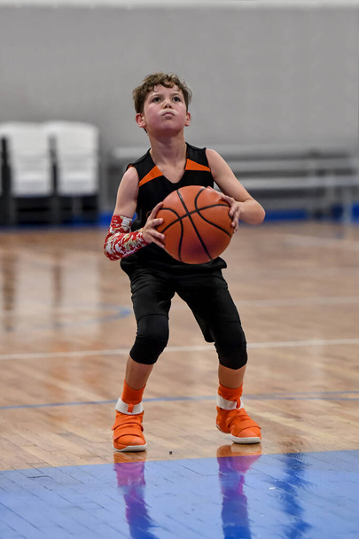 Jeune beau garçon faisant de grands jeux de basket pendant un jeu - Photo, image
