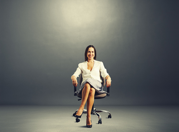 femme assise sur la chaise de bureau
 - Photo, image