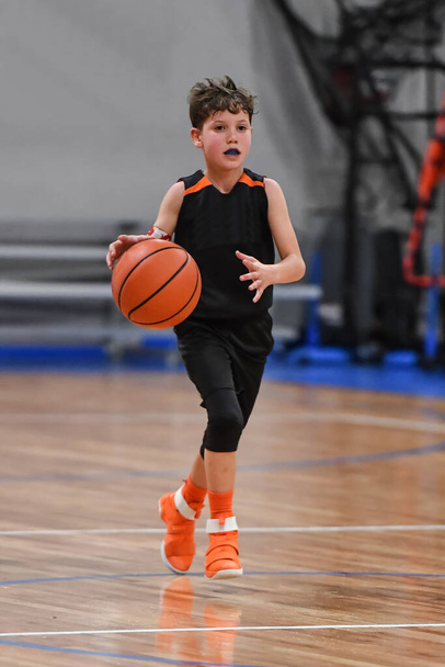 Jung hübsch junge herstellung groß basketball plays während ein spiel - Foto, Bild